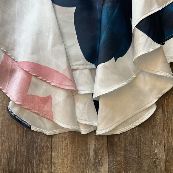 White Floral Elegant Dress - Picture 5 of 6